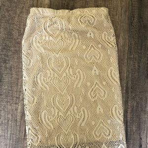 Discreet • Lace Cream Skirt